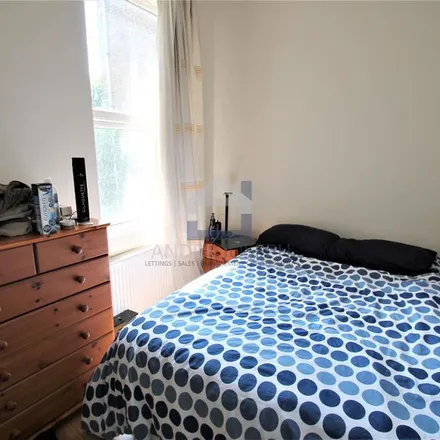 Image 2 - 3 Rossiter Road, London, SW12 9RY, United Kingdom - Duplex for rent