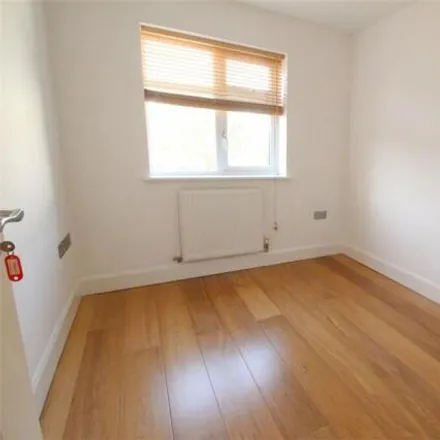 Image 5 - Hendon Way, London, NW4 3RA, United Kingdom - Apartment for sale