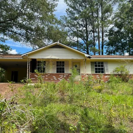 Buy this studio house on 647 9th Avenue Southwest in Fayette, AL 35555