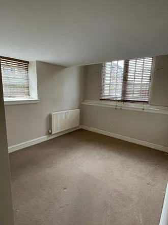 Image 3 - Cross Road, London, SW19 1PF, United Kingdom - Apartment for rent