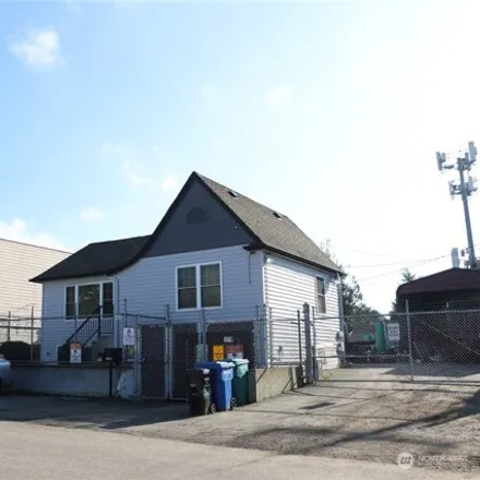 Buy this studio house on 2409 Southwest Findlay Street in Seattle, WA 98106