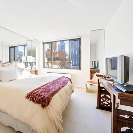 Image 1 - Connaught Tower, 300 East 54th Street, New York, NY 10022, USA - Apartment for sale