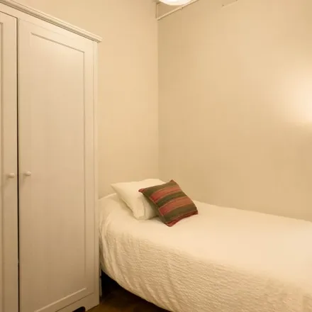 Rent this 2 bed room on Carrer de Leopoldo Alas in 4, 6