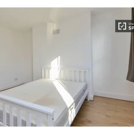 Rent this 4 bed room on Royal London Hospital in Whitechapel Road, London