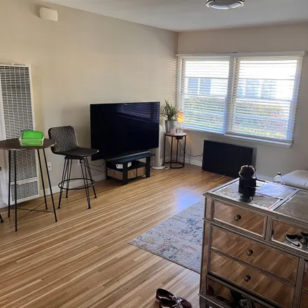 Rent this 1 bed room on 998 Elkland Place in Los Angeles, CA 90291