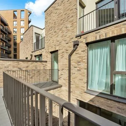 Image 5 - 12 Starboard Way, London, E16 2PF, United Kingdom - Townhouse for sale