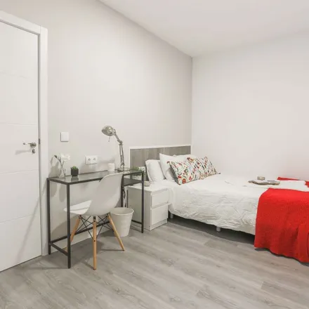 Rent this 9 bed room on Âllo Pizza in Calle de Galileo, 28003 Madrid