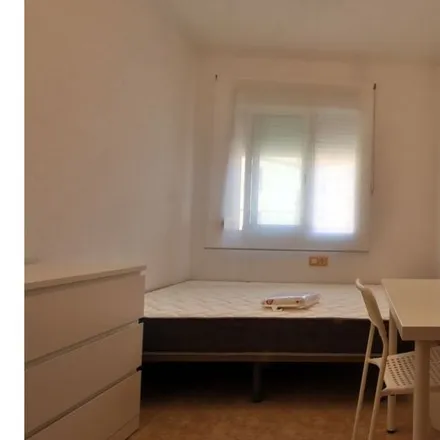 Rent this 3 bed room on Yecla Integral Clínica Dental in Carrer de Yecla, 7