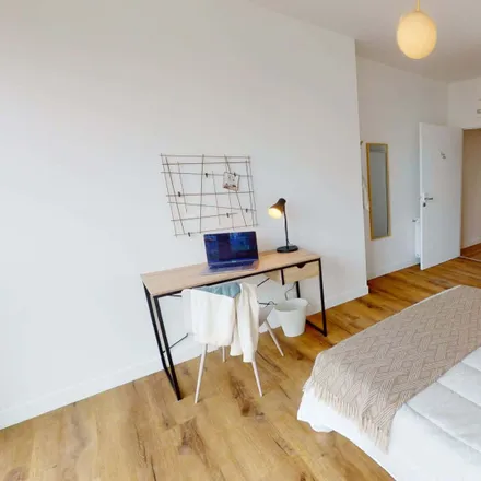 Rent this 9 bed room on 2 Avenue Sainte-Anne in 92600 Asnières-sur-Seine, France