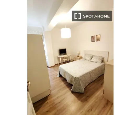 Rent this 5 bed room on Caixabank in Paseo de Fernando El Católico, 58