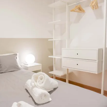 Rent this 6 bed room on Carrer de València in 143, 08011 Barcelona