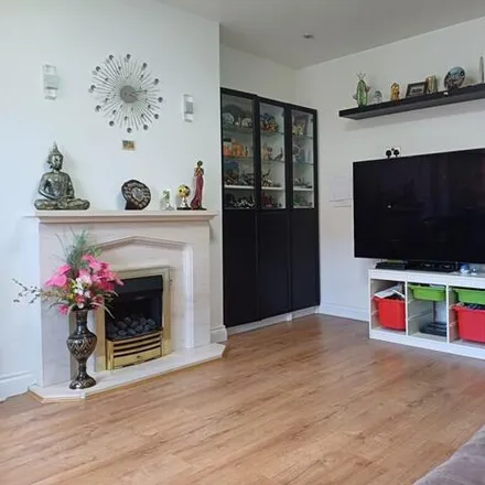 Rent this 3 bed townhouse on Gomshall Avenue in London, SM6 8NY