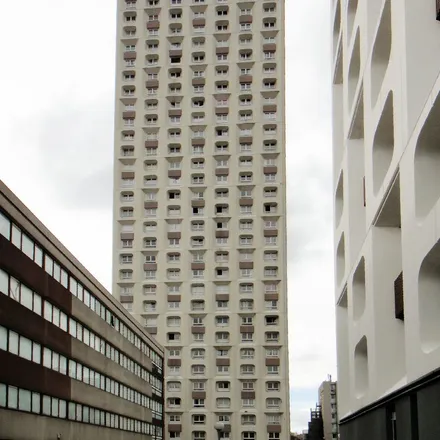 Image 5 - Tour Giralda, 2-4 Square Vitruve, 75020 Paris, France - Apartment for rent