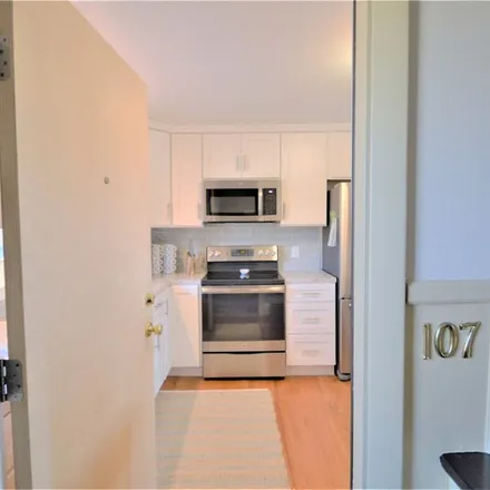 Image 3 - 21 Bateman Avenue, Newport, RI 02840, USA - Apartment for rent