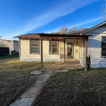 Buy this 2 bed house on 965 Jefferson Street in Longview, TX 75601