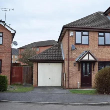 Rent this 3 bed house on Kenilworth Drive in Nuneaton, CV11 5XL