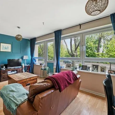 Rent this 3 bed apartment on Weston Court in Queen's Drive, London