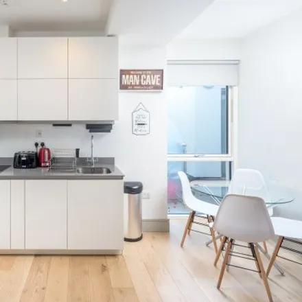 Rent this studio apartment on 52 Lawrence Road in London, N15 4EN