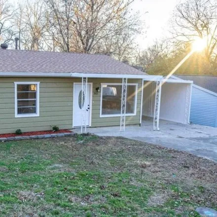 Buy this 3 bed house on 526 South Street in Flippin, Marion County