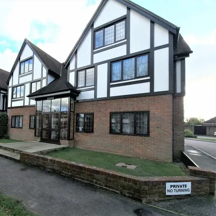 Rent this 2 bed apartment on Cleves Court in Warwick Road, Knotty Green
