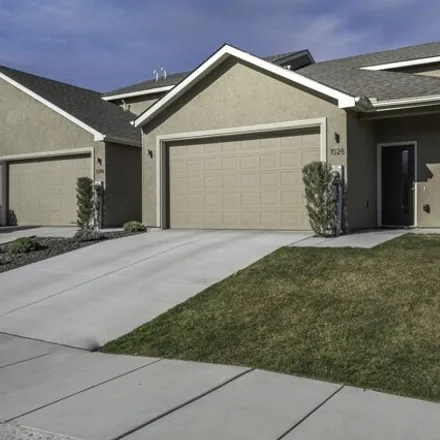 Buy this 3 bed townhouse on East 10th Place in Kennewick, WA 99337