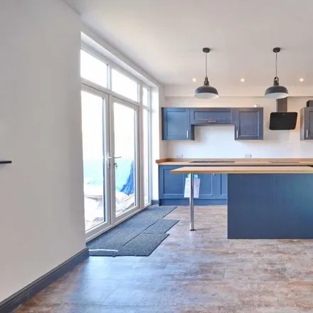 Rent this 6 bed townhouse on 457 Southmead Road in Bristol, BS10 5LZ