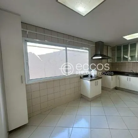 Rent this 4 bed house on Avenida Governador Rondon Pacheco in Tabajaras, Uberlândia - MG
