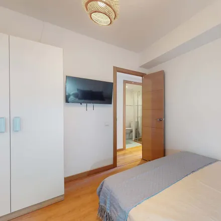 Rent this 5 bed room on Carrer de les Filipines in 15, 46006 Valencia