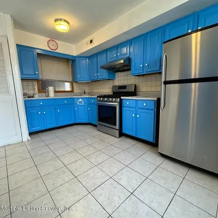 Rent this 6 bed townhouse on 75 Amity Place in New York, NY 10303
