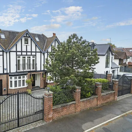 Image 1 - New Forest Lane, Chigwell, IG7 5QN, United Kingdom - House for rent