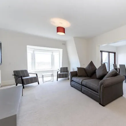 Rent this 4 bed room on The Platinum Medical Centre in 15-17 Lodge Road, London
