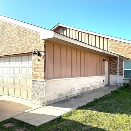 Image 2 - 944 South Medina Street, Lockhart, TX 78644, USA - House for sale