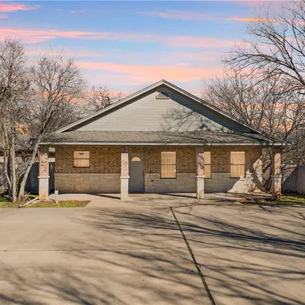 Rent this 4 bed townhouse on New Horizon Baptist Church in 2630 South 3rd Street, Waco