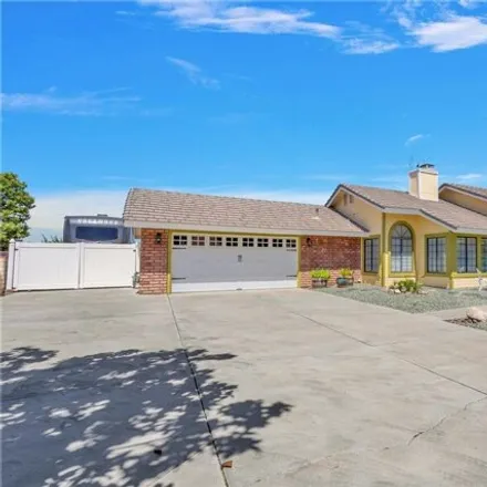 Image 3 - 13410 Ivanpah Rd, Apple Valley, California, 92308 - House for sale