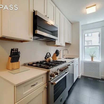 Rent this 3 bed apartment on 69 East 80th Street in New York, NY 10028