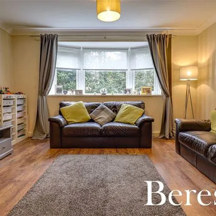 Rent this 2 bed apartment on Brownlow Road in London, N11 2DH
