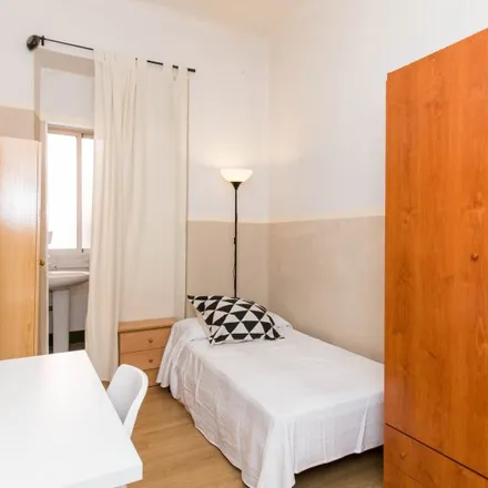 Rent this 3 bed room on Hospital Doctor Olóriz in Calle Doctor Marañón, 18012 Granada