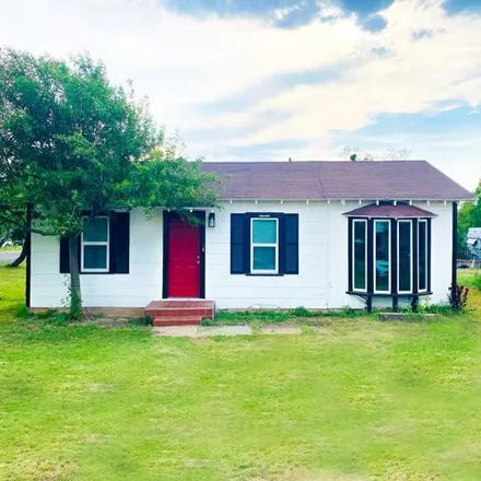 Buy this 2 bed house on 690 East 20th Street in San Angelo, TX 76903
