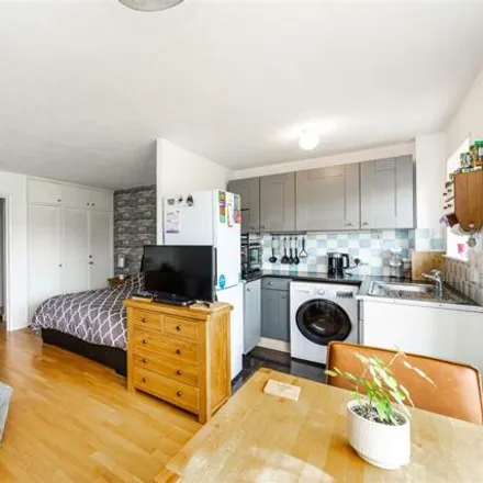 Image 3 - Stourton Avenue, London, TW13 6LD, United Kingdom - Apartment for sale