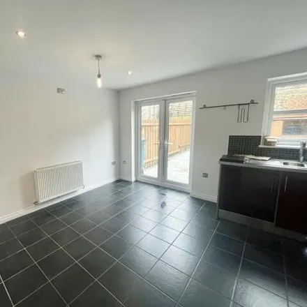 Image 4 - Myrtle Crescent, Sheffield, S2 3HU, United Kingdom - Duplex for rent