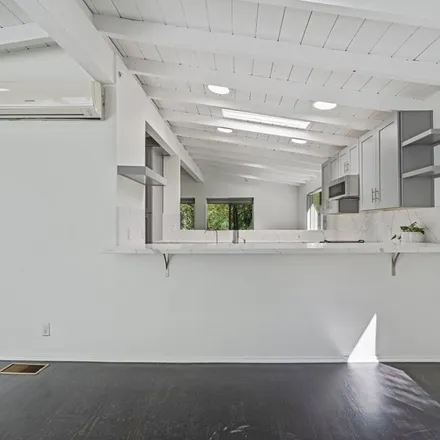 Image 4 - 8548 Crescent Drive, Los Angeles, CA 90046, USA - House for sale