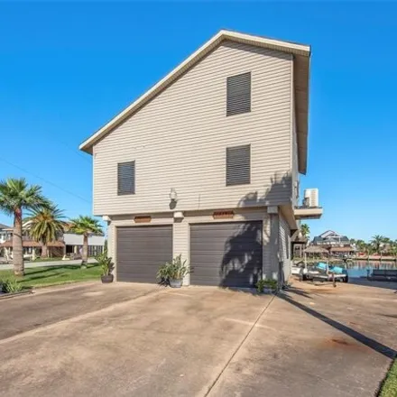 Image 2 - 214 Easterly Drive, Tiki Island, Galveston County, TX 77554, USA - House for sale