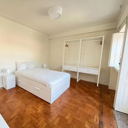 Rent this 5 bed room on Rua de Nossa Senhora de Fátima in 4050-350 Porto, Portugal