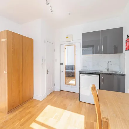 Rent this studio apartment on 56-57 Courtfield Gardens in London, SW5 0NF