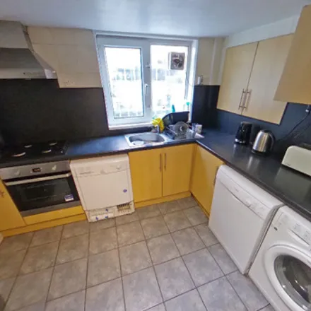 Rent this 7 bed townhouse on Richmond Avenue in Leeds, LS6 1BZ