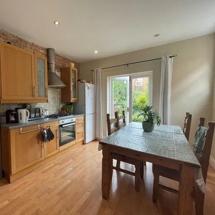 Rent this 5 bed townhouse on Fosse Road South in Leicester, LE3 1BT