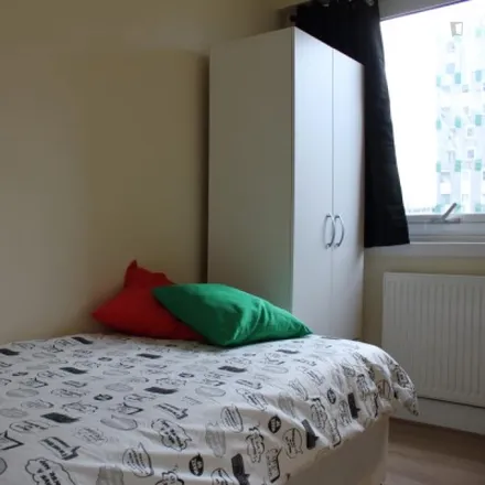 Rent this 5 bed room on Doric House in Mace Street, London