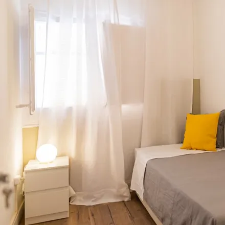 Rent this 6 bed room on Fabra i Puig - Petrarca in Passeig de Fabra i Puig, 08001 Barcelona