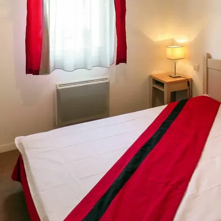 Rent this 3 bed townhouse on 24290 Montignac-Lascaux