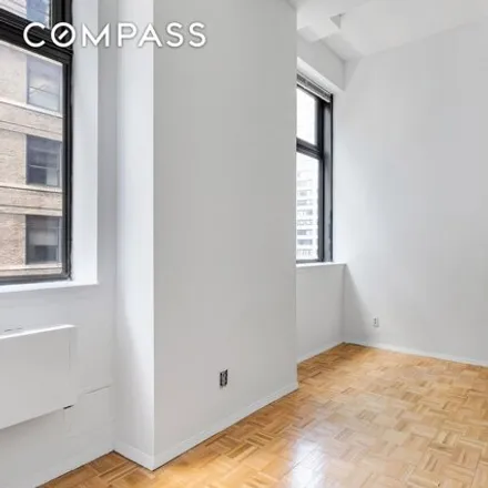 Image 2 - The Belmont, 320 East 46th Street, New York, NY 10017, USA - House for rent
